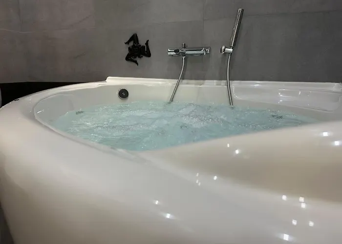 Paceville Sandy With Jacuzzi & Free Parking アパート